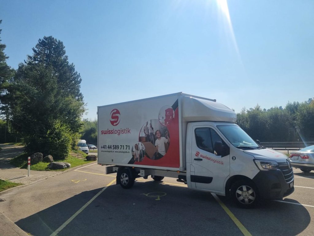 Umzugswagen der Umzugsfirma SwissLogistik mit Firmenlogo und Telefonnummer