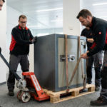 Umzugsunternehmen Wädenswil beim Transport eines schweren Tresors – Spezialtransport Wädenswil