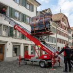 Umzugsunternehmen Wädenswil transportiert sicher ein Klavier mit Möbellift – Spezialtransport