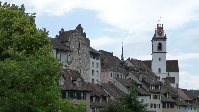 Umzug in Aarau – Bildmotiv: Altstadt mit Stadtkirche
