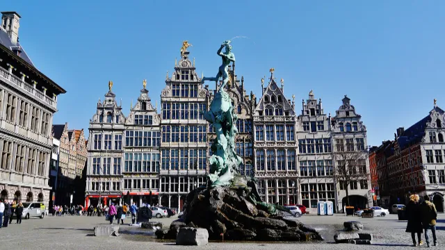 Umzug nach Antwerpen: Grote Markt mit Brabobrunnen