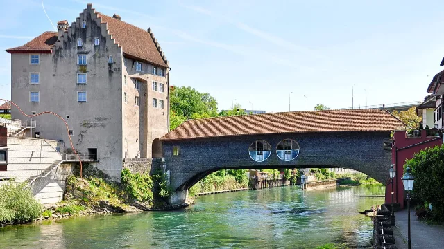 Umzug in Baden – Bildmotiv: Landvogteischloss an der Limmat