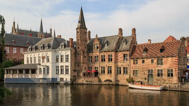 Umzug nach Belgien – Bildmotiv: Bruges Belgium De-groote-Hollander-Huidenvettersplein-12-01
