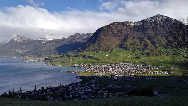 Umzug in Buochs – Bildmotiv: Buochs am Vierwaldstättersee mit Buochserhorn