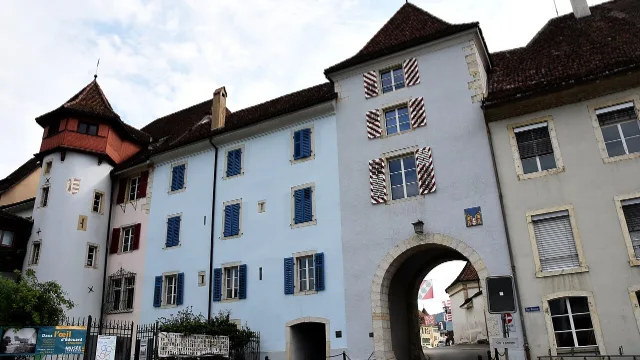 Umzug in Delémont – Bildmotiv: Porte de Porrentruy, Stadttor der Altstadt