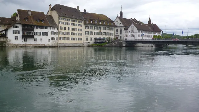Umzug in Solothurn – Bildmotiv: Häuserzeile an der Aare