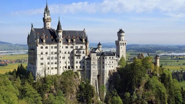 Umzug nach Deutschland – Bildmotiv: Neuschwanstein Castle from Marienbrücke, 2011 May