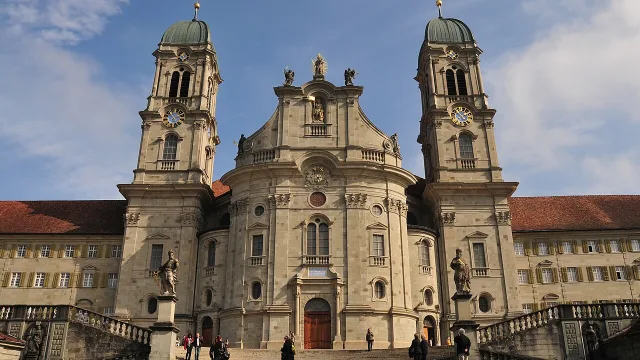 Umzug in Einsiedeln – Bildmotiv: Klosterkirche Einsiedeln