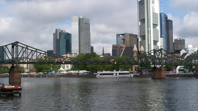 Umzug nach Frankfurt am Main – Bildmotiv: Eiserner Steg und Skyline