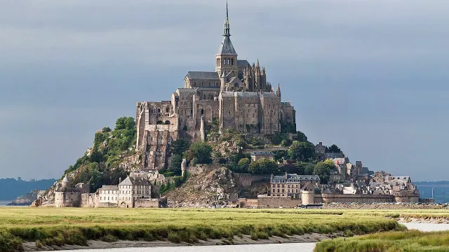 Umzug nach Frankreich – Bildmotiv: Mont St Michel 3, Brittany, France - July 2011