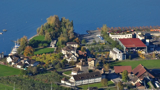Umzug in Freienbach – Bildmotiv: Pfäffikon SZ mit Schloss und Seeanlage am Zürichsee