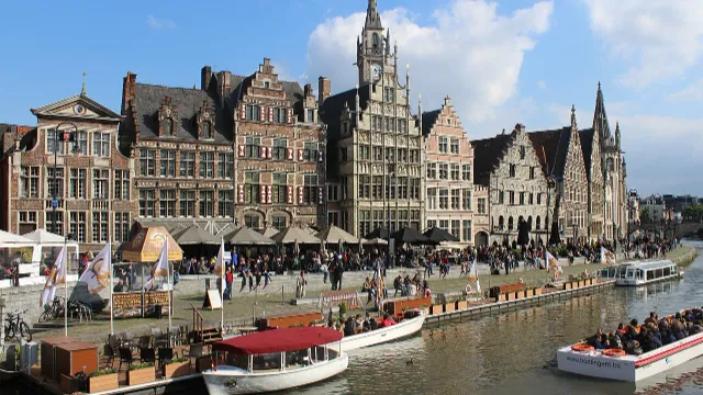 Umzug nach Gent: Graslei am Wasser