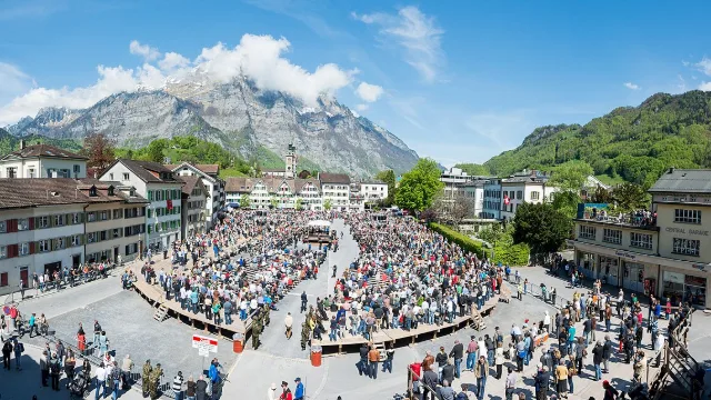 Umzug in Glarus – Bildmotiv: Landsgemeinde auf dem Zaunplatz in Glarus