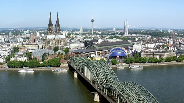 Umzug nach Köln – Bildmotiv: Kölner Dom und Hohenzollernbrücke