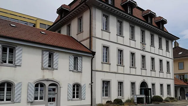Umzug in Laténa – Bildmotiv: Hôtel de la Commune an der Grand'Rue in Saint-Blaise