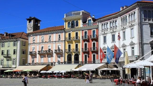 Umzug in Locarno – Bildmotiv: Häuserzeile an der Piazza Grande