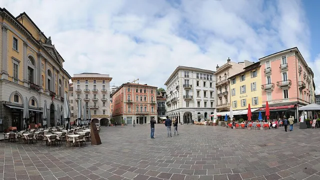 Umzug in Lugano – Bildmotiv: Piazza della Riforma mit dem Palazzo Civico