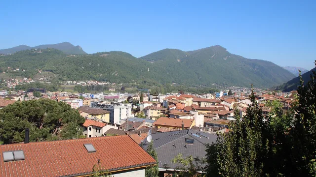 Umzug in Mendrisio – Bildmotiv: Blick über die Dächer von Mendrisio