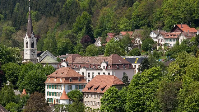 Umzug in Moutier – Bildmotiv: Stiftskirche Saint-Germain