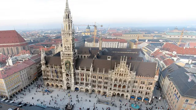 Umzug nach München – Bildmotiv: Neues Rathaus und Marienplatz München