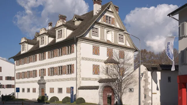 Umzug in Näfels – Bildmotiv: Freulerpalast in Näfels
