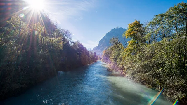 Umzug in Netstal – Bildmotiv: die Linth bei Netstal