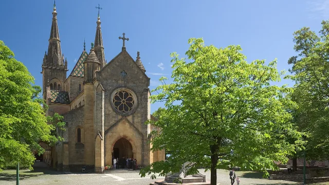 Umzug in Neuenburg – Bildmotiv: Hof der Kollegiatskirche in Neuenburg