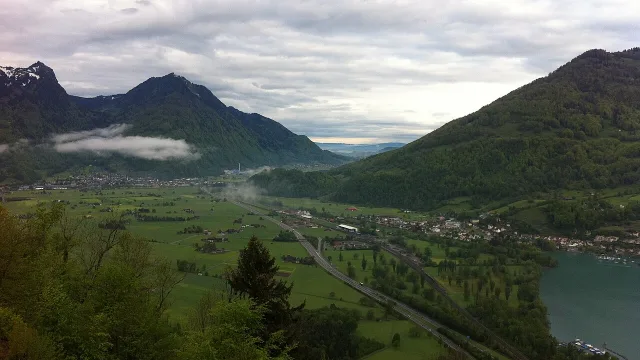 Umzug in Niederurnen – Bildmotiv: Blick vom Kerenzerberg auf Niederurnen