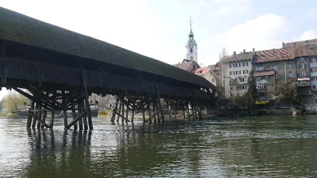 Umzug in Olten – Bildmotiv: Alte Holzbrücke über die Aare