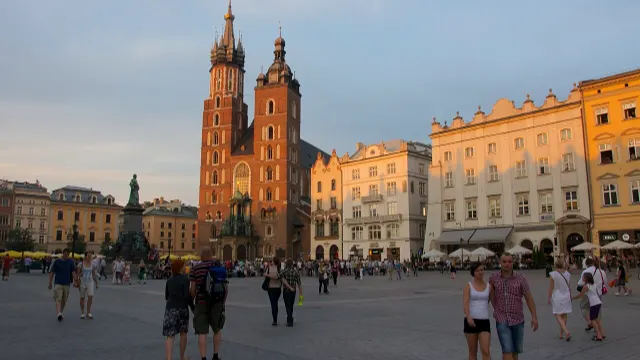 Umzug nach Polen – Bildmotiv: Old Town Market Square in Kraków, Couples (7528130448)