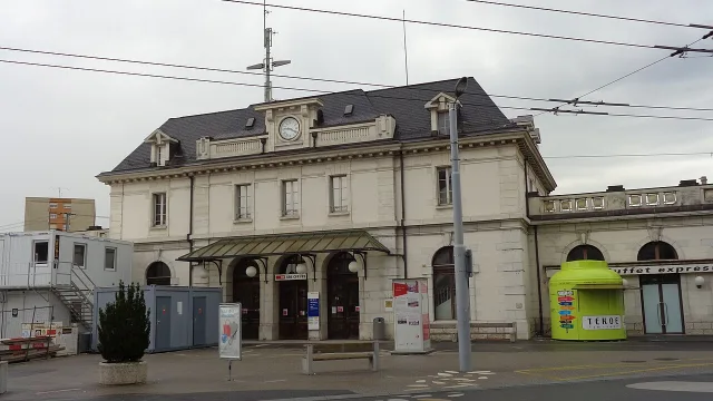Umzug in Renens – Bildmotiv: Bahnhofsgebäude von Renens