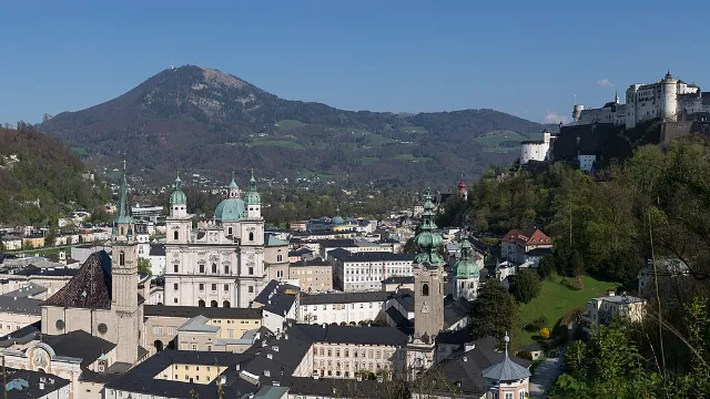 Umzug nach Salzburg: Altstadt mit Festung Hohensalzburg