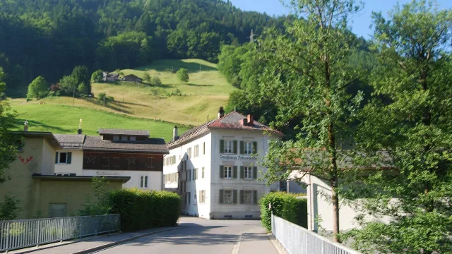 Umzug in Schwanden – Bildmotiv: Brücke über den Sernf in Schwanden