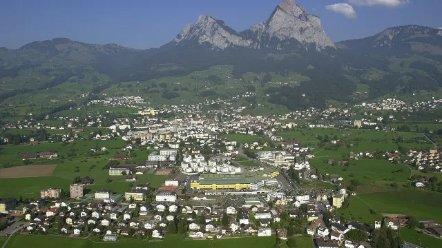 Umzug in Schwyz – Bildmotiv: Luftaufnahme von Schwyz vor den Mythen