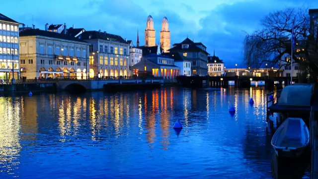 Umzug in der Stadt Zürich – Bildmotiv: Limmat, Altstadt und Grossmünster