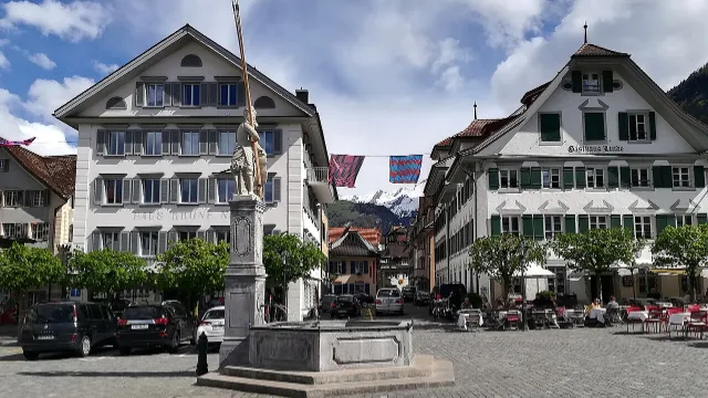 Umzug in Stans – Bildmotiv: Dorfplatz mit Winkelried-Denkmal