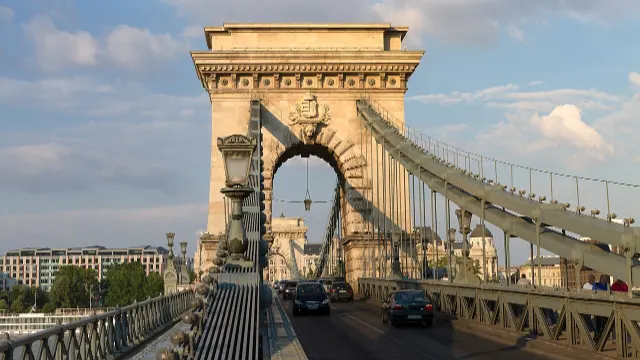 Umzug nach Ungarn – Bildmotiv: Széchenyi Chain Bridge, June 2013